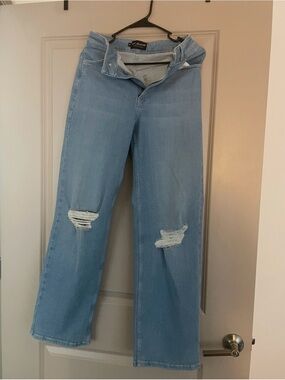 FIT JEANS - ONE SIZE FITS MANY! Light Wash Distressed Wide-Leg Jeans